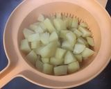 Une image de l'étape 11 de Salade marinée de pommes de terre au porc, oignons nouveaux et tomates orange.