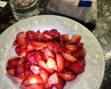 Foto del paso 1 de la receta: Frutillas 🍓con crema de leche 🍧 (tips)