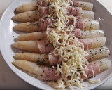 Foto del paso 4 de la receta: Espárragos blancos gratinados con jamón y queso
