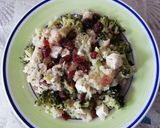 Foto del paso 5 de la receta: Ensalada de quinoa, brócoli, piñones, queso feta y pasas