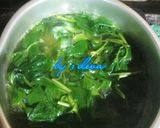 Foto langkah ke 2 dari resep Tumis Daun Ubi Kuah Lengkuas Deva #BikinRamadhanBerkesan.