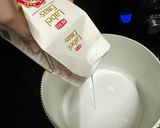 Foto langkah ke 6 dari resep Simple Birthday Cake.
