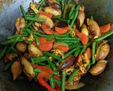 Gambar langkah 3 resipi Sotong Kacang Panjang Goreng Kicap.
