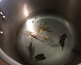 Une image de l'étape 3 de Poireaux vinaigrette marinés sauce câpres et feta.