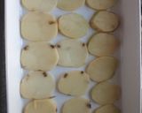 Foto del paso 3 de la receta: Merluza al horno con patatas panaderas y menestra