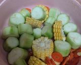 Foto langkah ke 1 dari resep Sayur Bening Oyong, Wortel & Jagung.