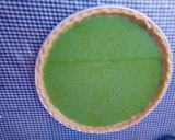 Foto langkah ke 3 dari resep Pie susu pandan bertopping buah.