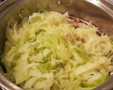 รูปขั้นตอนการทำที่ 2 ของ มาม่าไข่เค็มแบบแห้ง สูตรเพิ่มผักและอกไก่