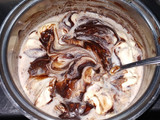 Postre helado de mousse