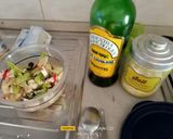 Foto del passaggio 3 della ricetta Insalata di fave crude con tonno, feta, cetriolo, ravanelli e olive nere