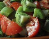Foto del paso 5 de la receta: Ensalada de canónigos con tomate y kiwi