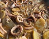 Foto del paso 4 de la receta Guiso de calamares en vino tinto 🦑🍷