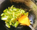 รูปขั้นตอนการทำที่ 1 ของ บวบเหลี่ยมผัดไข่