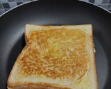 Foto langkah ke 3 dari resep Egg Melt Sandwich.