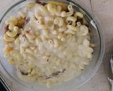 A picture of step 4 of Keem macroni with white sauce.