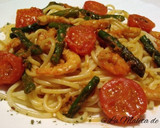 Foto del paso 10 de la receta: Espaguetis con salsa de gambas, espárragos y tomates cherry