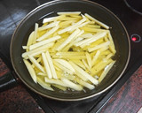 Foto del paso 3 de la receta: Cerdo a la cerveza con papas fritas