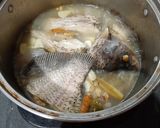 Foto langkah ke 5 dari resep Sup Pindang Ikan Gurame Bumbu Iris Cemplung Sehat Yummy.