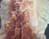 Foto del paso 3 de la receta: Solomillo de pavo y jamón con patatas, pasas y piñones (horno)