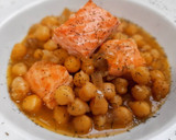 Foto del paso 8 de la receta: Garbanzos estofados al curry con salmón
