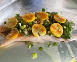 Une image de l'étape 8 de Filets de merlu blanc aux cebettes, citron confit et épices.