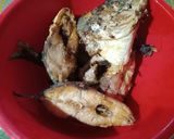 Foto langkah ke 1 dari resep Ikan Laut Saus Sarden Simple.