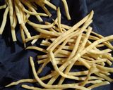 Foto langkah ke 6 dari resep 51. Stik Bawang Ekonomis, Renyah & Gurih.