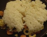 Foto langkah ke 3 dari resep Nasi Goreng Sosis Chikuwa Bumbu Iris.