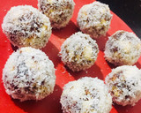 A picture of step 1 of Dates and coconut laddoo.