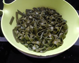 Foto del paso 9 de la receta: Cintas de espirulina con gambas
