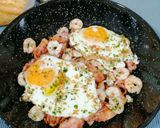 Foto del paso 6 de la receta: Huevos rotos con pota y gambas