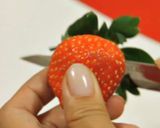 Foto del paso 1 de la receta: Santa Claus o papá Noel en frutillas con crema chantillí!