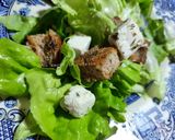 Une image de l'étape 5 de Salade de laitue, fromages et croûtons 🥗.