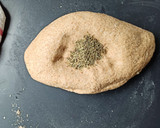 Foto del paso 2 de la receta: Pan de ajo integral con masa madre