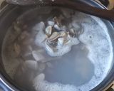 Foto del paso 1 de la receta: Almejas al ajillo y verdeo con pastas 🌊