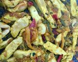 Foto del paso 2 de la receta: Pollo al pimiento con salsa de kéfir al curry