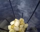 A picture of step 2 of Energy booster bananas date shake.