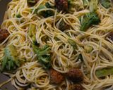 Egyserpenyős kolbászos-brokkolis carbonara spagetti recept fázis 7 fotója