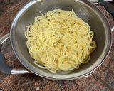 Foto del paso 2 de la receta: Spaghetti caldoso con almejas, coco, piparras y café