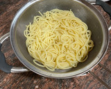 Foto del paso 2 de la receta: Spaghetti caldoso con almejas, coco, piparras y café