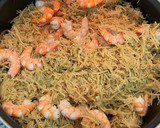 Foto del paso 5 de la receta: Fideos fritos con langostinos y emulsión de pimientos piquillo