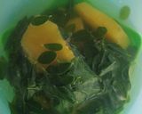 Foto langkah ke 4 dari resep Sayur bening daun kelor labu kuning.