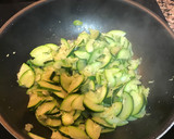 Foto del paso 1 de la receta: Revuelto de calabacín con cebolla