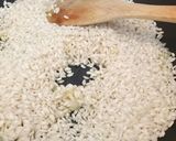 A picture of step 1 of Risotto cozze e zafferano mussel and saffron risotto.
