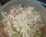 Foto del paso 8 de la receta: Ensalada mixta de col y cogollo con langostinos, palitos de cangrejo, piña y salsa rosa