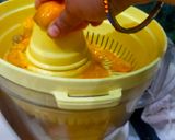 A picture of step 2 of Orange 🍊 juice.