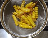 A picture of step 2 of Boiled seekh corn maize.