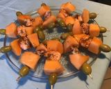 Une image de l'étape 4 de Brochettes de melon aux crevettes épicées et olives vertes.
