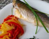 Foto del paso 5 de la receta: Dorada al horno con pimientos y cebolla
