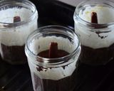 Une image de l'étape 4 de Cake choco carambar dans un bocal.